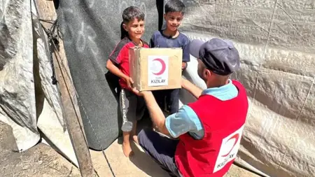 الهلال الأحمر التركي يقدم طرودًا غذائية لـ20 ألف شخص في غزة