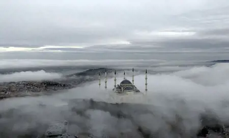 الضباب يغطي جامع تشاملجا الكبير بإسطنبول الضباب يغطي جامع تشاملجا الكبير بإسطنبول