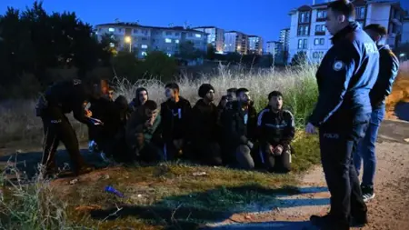 القبض على 10 مهاجرين غير شرعيين في أدرنة القبض على 10 مهاجرين غير شرعيين في أدرنة