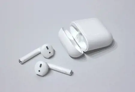 عن طريق الخطأ.. آبل تكشف مبكّراً عن سمّاعات «AirPods» مزوّدة بكاميرا