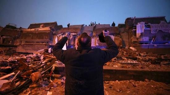 الزلزال يدمر آلاف المنازل في تركيا