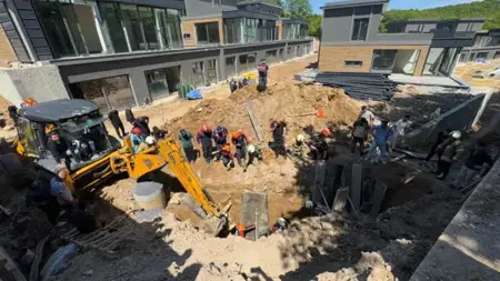 انهيار أرضي في موقع البناء في تشيكميكوي بإسطنبول انهيار أرضي في موقع البناء في تشيكميكوي بإسطنبول