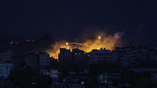 السلاح المحظور: ما هي قنابل الفسفور التي يطلقها الاحتلال على غزة؟