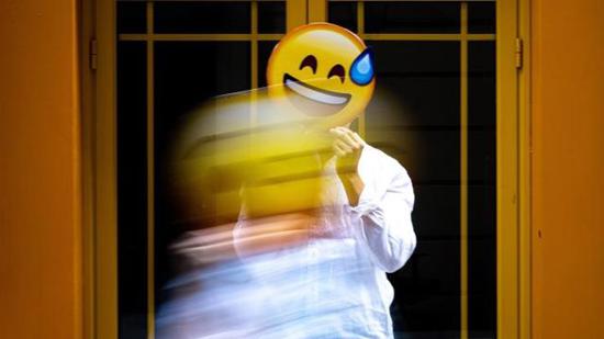 الإيموجي الأكثر استخداماً عالمياً... لكن بمعنًى مغايرٍ لما صُمّم من أجله