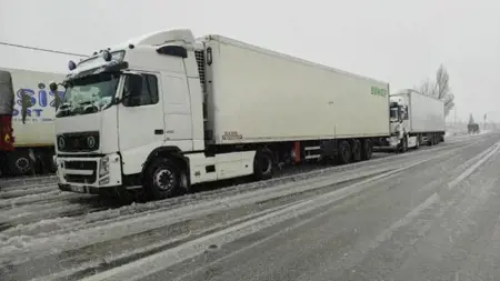 الثلوج تشل حركة مرور الشاحنات على طريق أنطاليا - قونية السريع الثلوج تشل حركة مرور الشاحنات على طريق أنطاليا - قونية السريع