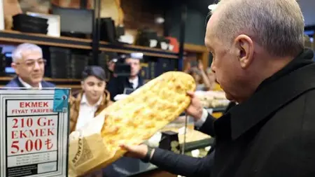 أردوغان يشتري خبز البيدا التركي من فرن بولاية إسطنبول أردوغان يشتري خبز البيدا التركي من فرن بولاية إسطنبول