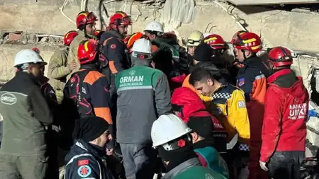 بعد 72 ساعة من الزلزال.. إنقاذ 4 أشخاص من نفس المبنى في هاتاي بعد 72 ساعة من الزلزال.. إنقاذ 4 أشخاص من نفس المبنى في هاتاي