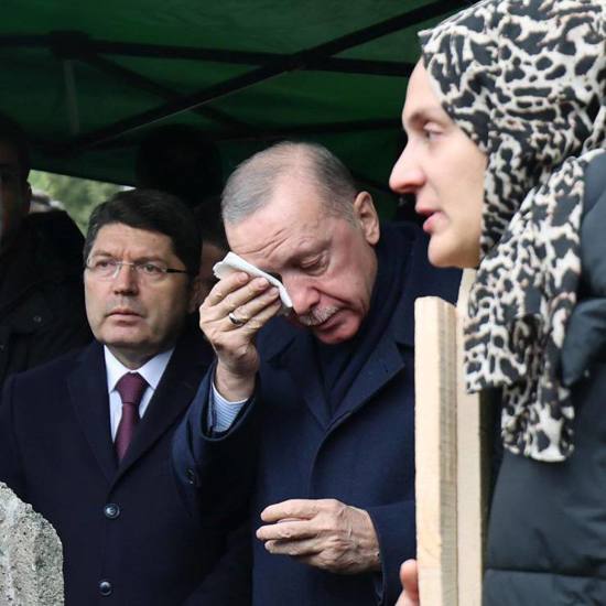 أردوغان وعقيلته يقدمان واجب العزاء لضحايا حريق بولو أردوغان وعقيلته يقدمان واجب العزاء لضحايا حريق بولو