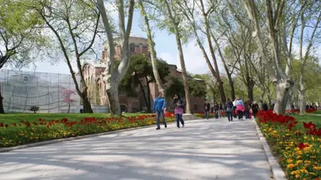 أكبر حدائق العالم وأجملها.. أسباب تدفعك لزيارة حديقة غولهانة قلب إسطنبول التاريخي  أكبر حدائق العالم وأجملها.. أسباب تدفعك لزيارة حديقة غولهانة قلب إسطنبول التاريخي