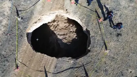 حفرة غامضة تثير الرعب في أكساراي حفرة غامضة تثير الرعب في أكساراي