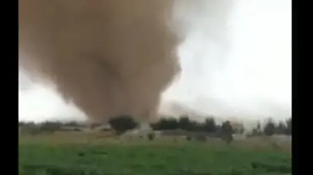 في ظاهرة نادرة ..إعصار قمعي ضخم يضرب صحراء مدينة الطائف في ظاهرة نادرة ..إعصار قمعي ضخم يضرب صحراء مدينة الطائف