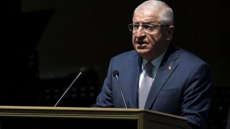 وزير الدفاع التركي يؤكد مواصلة بلاده بحزم مكافحة الإرهاب