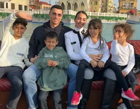 بعيداً عن الملاعب ..رونالدو وعائلته داخل متنزه وينتر وندرلاند بالرياض بعيداً عن الملاعب ..رونالدو وعائلته داخل متنزه وينتر وندرلاند بالرياض