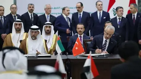 برعاية أردوغان.. توقيع مذكرة تفاهم واعدة بين تركيا والعراق وقطر والإمارات برعاية أردوغان.. توقيع مذكرة تفاهم واعدة بين تركيا والعراق وقطر والإمارات