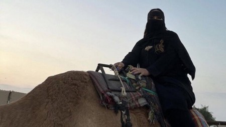 والدة نيمار تخطف الأضواء بإطلالة سياحية ملفتة في السعودية