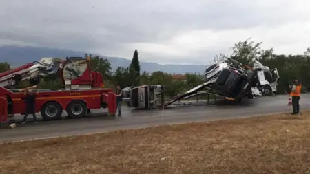محملة بمركبات فاخرة.. انزلاق شاحنة عن الطريق في أماسيا محملة بمركبات فاخرة.. انزلاق شاحنة عن الطريق في أماسيا