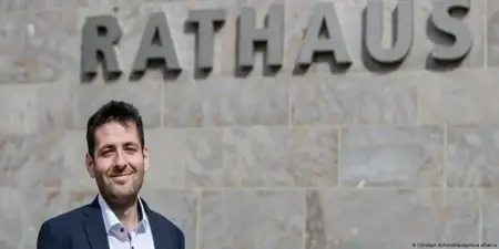 "في غضون 8 سنوات".. من لاجئ سوري إلى رئيس بلدية في ألمانيا "في غضون 8 سنوات".. من لاجئ سوري إلى رئيس بلدية في ألمانيا