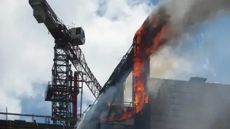 اندلاع حريق على سطح مبنى مكون من 17 طابقا في إسطنبول