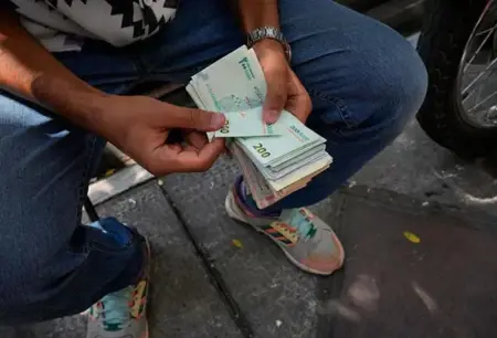 الأزمة الاقتصادية في إيران تتعمّق: انهيارٌ قياسيّ لليال وزياداتٌ لا تتوقّف