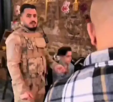 القبض على شاب سوري بتهمة "إهانة الأمة التركية" بعد تقديمه الطعام بالزي العسكري القبض على شاب سوري بتهمة "إهانة الأمة التركية" بعد تقديمه الطعام بالزي العسكري