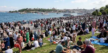 إسطنبول تشهد ازدحامًا في السواحل والحدائق أول أيام العيد