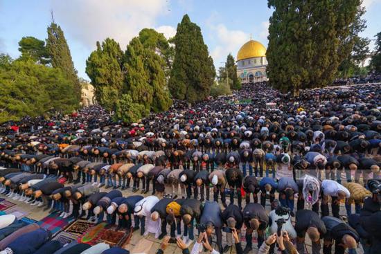 فلسطين..120 ألف شخص يؤدون صلاة العيد في المسجد الأقصى