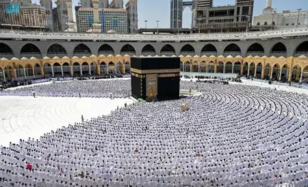 السعودية :ضيوف الرحمن يؤدون صلاة عيد الفطر بالمسجد الحرام السعودية :ضيوف الرحمن يؤدون صلاة عيد الفطر بالمسجد الحرام