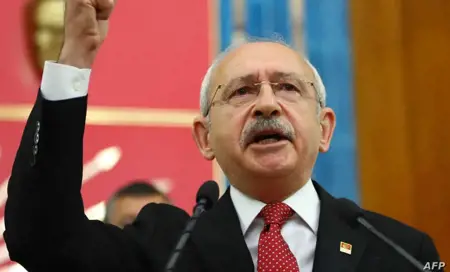 شجار بين أعضاء حزب الشعب الجمهوري في إزمير ينتهي بتدخل قوات الأمن شجار بين أعضاء حزب الشعب الجمهوري في إزمير ينتهي بتدخل قوات الأمن