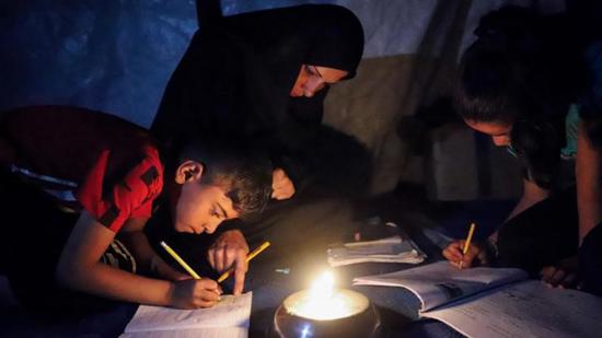 ثلاث سنوات في العتمة.. مليونا فلسطيني في غزة بلا كهرباء