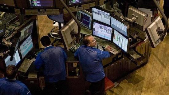 ادعاءات بهجوم إيراني على سفن في هرمز يعيد التوتر للأسواق ويرفع أسعار النفط