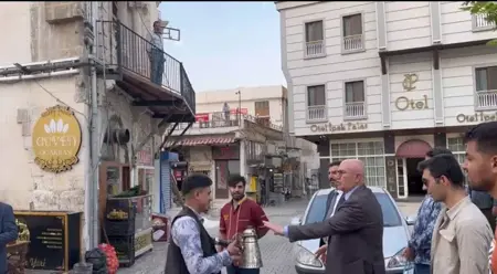 سوري يتعرض للإهانة بعد محاولته إكرام نائب حزب الشعب الجمهوري.. ماذا حدث؟ سوري يتعرض للإهانة بعد محاولته إكرام نائب حزب الشعب الجمهوري.. ماذا حدث؟