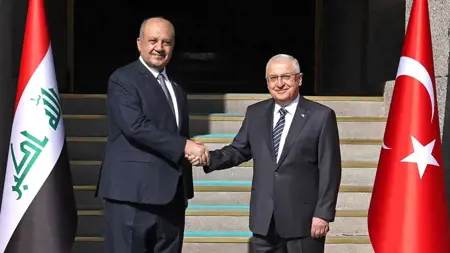 وزير الدفاع التركي يلتقي بنظيره العراقي وزير الدفاع التركي يلتقي بنظيره العراقي