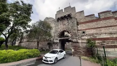 جدران سيلفري كابي باسطنبول تشهد انهيارا جراء الأمطار الغزيرة جدران سيلفري كابي باسطنبول تشهد انهيارا جراء الأمطار الغزيرة