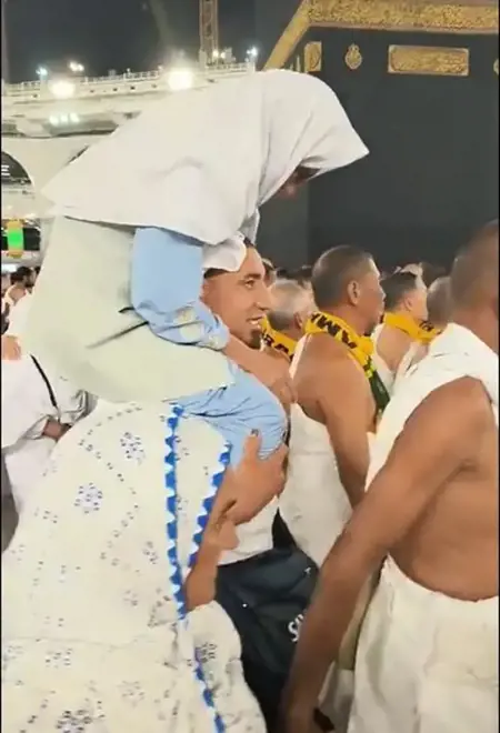 مشهد معتمر يحمل أمه على كتفيه بجوار الكعبة يتصدر منصات التواصل  مشهد معتمر يحمل أمه على كتفيه بجوار الكعبة يتصدر منصات التواصل