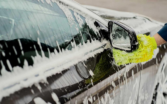 طرق تنظيف السيارة في الشتاء بأمان دون تلف المعدات