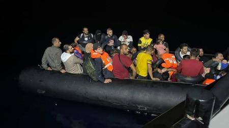 تركيا ..القبض على 86 مهاجرًا غير شرعي قبالة ساحل أيفاليك