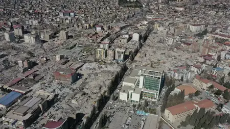 الحكم بالسجن 15 عاماً ونصف على متهمَين في قضية انهيار مجمع بنتا بارك الذي أودى بحياة 115 شخصاً بالزلزال