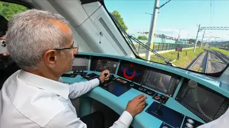 وزير النقل التركي يعلن قرب انتهاء أعمال تصميم القطار السريع المحلي وزير النقل التركي يعلن قرب انتهاء أعمال تصميم القطار السريع المحلي