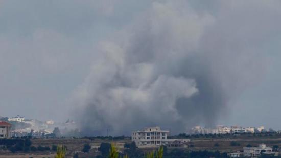 جيش الاحتلال يقصف جنوب لبنان بقذائف الفوسفور والمدفعية