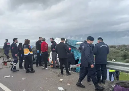 فاجعة تهز أنطاليا.. 9 قتلى و21 جريحاً في انقلاب حافلة ركاب