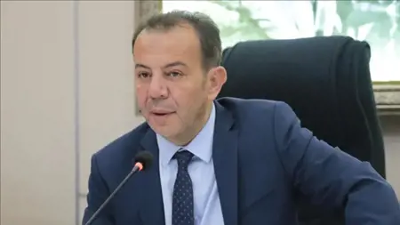 حزب الشعب الجمهوري يطرد رئيس بلدية بولو تانجو أوزجان حزب الشعب الجمهوري يطرد رئيس بلدية بولو تانجو أوزجان