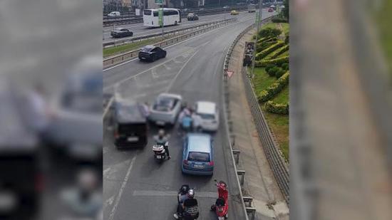 غرامات بـ540 ألف ليرة بحق 3 سائقين بعد شجار مروري في إسطنبول