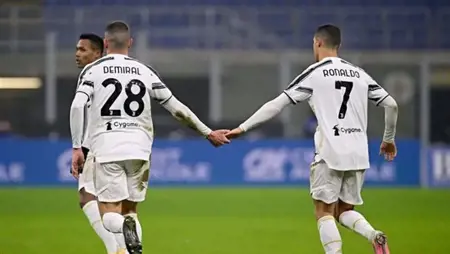 عرض قميص رونالدو للبيع في مزاد علني من أجل ضحايا الزلزال في تركيا عرض قميص رونالدو للبيع في مزاد علني من أجل ضحايا الزلزال في تركيا