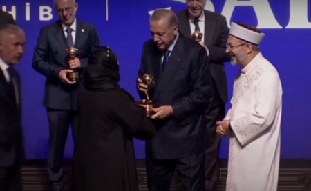 أردوغان يمنح سيدة سورية جائزة "اللطف الدولية"