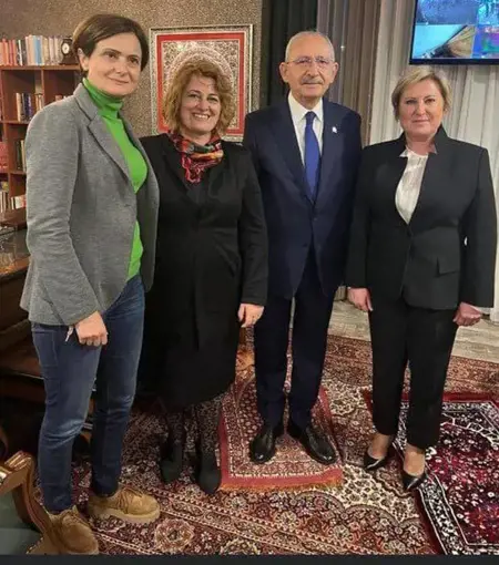 يقف على سجادة الصلاة بحذائه.. صورة لرئيس المعارضة تثير الجدل يقف على سجادة الصلاة بحذائه.. صورة لرئيس المعارضة تثير الجدل