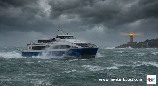 البحر يغضب.. أمواج بارتفاع 4 أمتار توقف حركة الملاحة فوراً