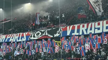 مشجعو باريس سان جيرمان يحتجون بقوة على قرار منع إفطار اللاعبين المسلمين داخل الأندية مشجعو باريس سان جيرمان يحتجون بقوة على قرار منع إفطار اللاعبين المسلمين داخل الأندية