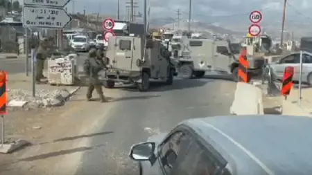 انقلاب مدرعة تابعة لجيش الاحتلال أثناء جرها سيارة مدنية فلسطينية انقلاب مدرعة تابعة لجيش الاحتلال أثناء جرها سيارة مدنية فلسطينية