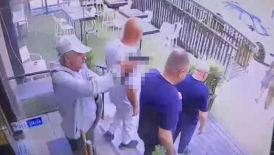اغتيالٌ في وضح النهار بإسرائيل: مقتل زعيم عصابةٍ بإطلاق نارٍ عند محطّة وقود