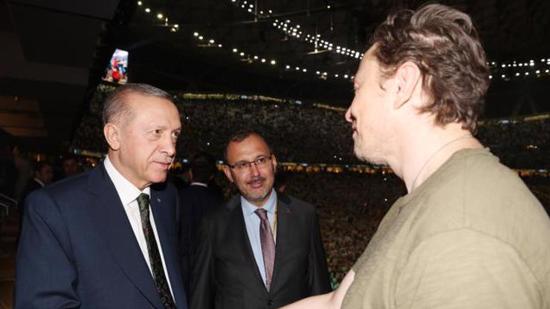 أردوغان يُقابل إيلون ماسك خلال المباراة النهائية لكأس العالم